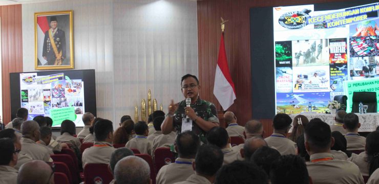 KOLONEL DR. YOCHANAN TEKANKAN PENTINGNYA KESADARAN BELA NEGARA PADA RETRET PEJABAT STRUKTURAL PEMPROV NTT DI FAKULTAS VOKASI LOGISTIK MILITER UNHAN RI